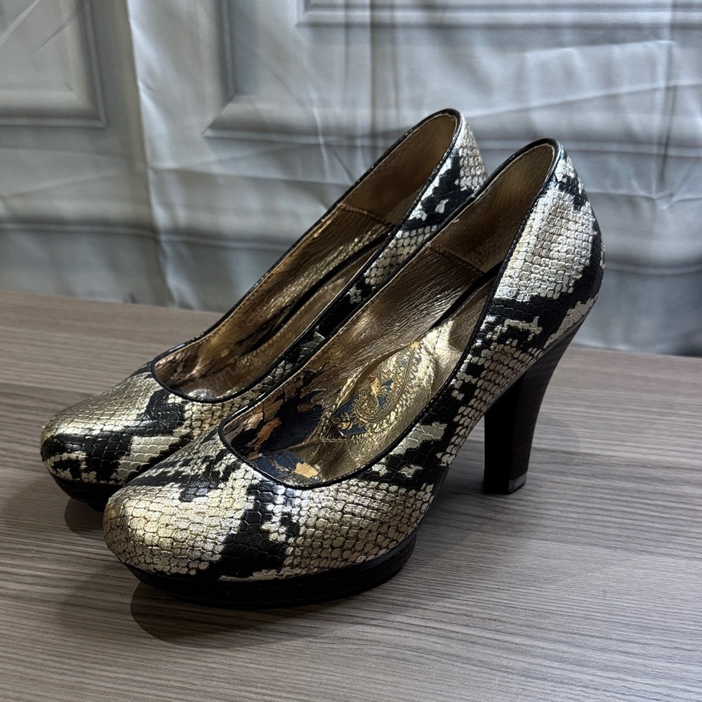 Sofft Women's Elegant Black and Gold Snake print Heels - Picture 5 of 12
